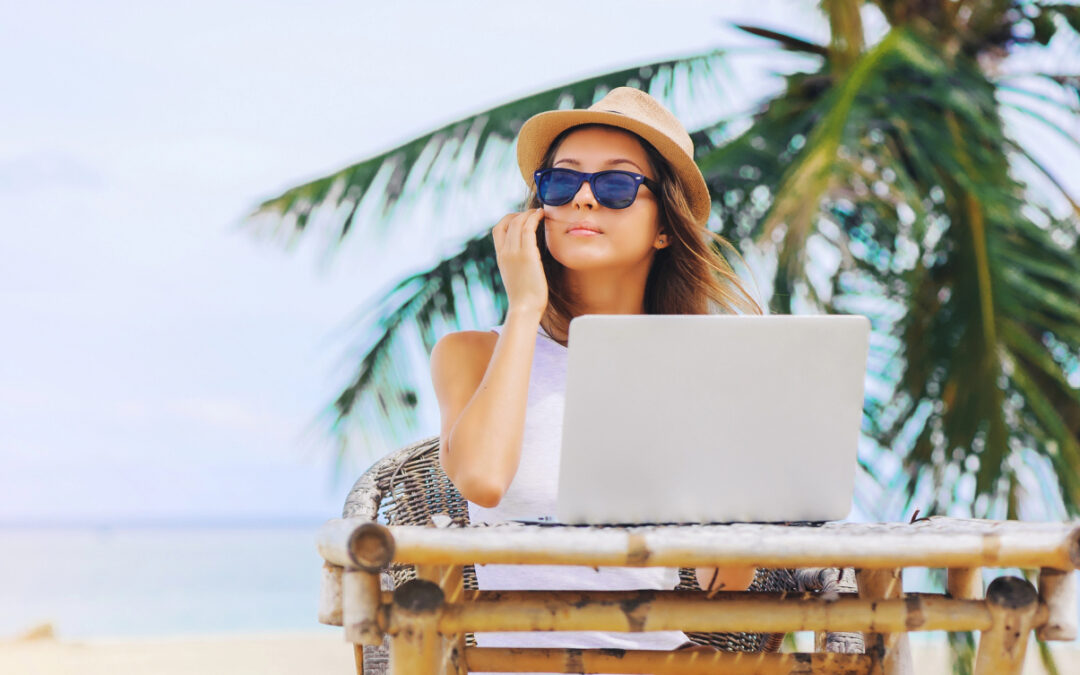 Frau mit Laptop am Strand